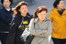 움추린 어깨 빨라진 발걸음