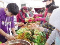 고사리손으로 담근 김치… 맛있게 드세요