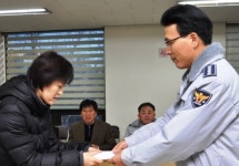 수원중부경찰서, 백혈병 앓는 경찰관에 성금 전달