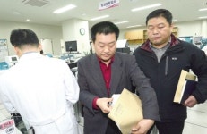 경찰, 사망자 병원 압수수색 진료기록 확보… 삼성 불산 수사 전방위 확대