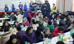 화성지역 어르신들에 떡꾹 나눔 행사