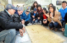 연날리고 윷놀이 하며...추억 쌓고… 행복 쌓고…