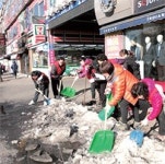 애물단지 눈덩이 해결사 나선 주민들