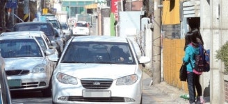통학로야… 주차장이야… 사고 부르는 이면도로
