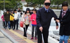 한걸음 한걸음 …