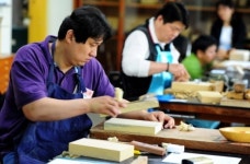 입으로… 신중하게…