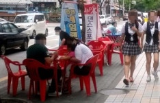 보행자 통행 막는 간이 식탁
