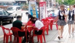 등잔밑 단속사각 행인들은 차도로