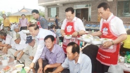 축산농, 무더위 이기는 삼계탕 드시고 힘내세요