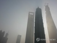 중국 스모그 장성, 거대한 흰색 연무 띠…우주에서도 보인다
