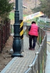 좁고 위험한 통학로… 우리 아이 여기로 다녀야돼?