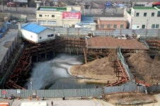 지하 터파기만 한 채 8년… 안전대책 절실