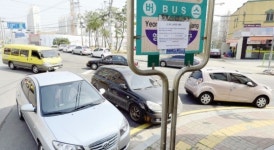 버스정류장에도 떡하니… 도로야? 주차장이야?