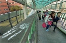 더러운 학교앞 육교 싫어요!