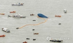 [진도 여객선 세월호 침몰] 민간 어선, 생업 제쳐두고… 사고 당시 학생 60여명 구조