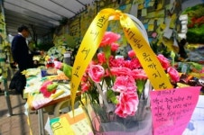 단원고 정문 앞엔…
