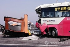 인천 영종대교서 버스와 청소차 충돌 사고… 12명 다쳐