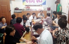동두천 중앙동주민자치위, 명진경로당 찾아 수지침 봉사