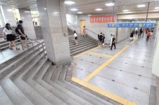 반쪽 승강기에… 길 잃은 노인·장애인들 속았다