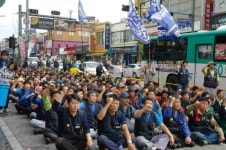 직장폐쇄 위기 두원정공 노조 장외투쟁