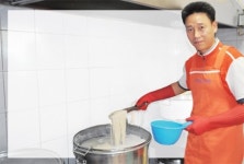 시흥경찰서 교통과 정병진 경위 따뜻한 국수로 어르신 마음까지 채워요