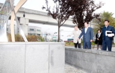 용인 금학천변 분수대 개점휴업 보도 나가자…