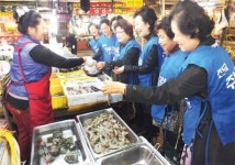 왔다! 아줌마 부대… 안산지역 전통시장 모처럼 웃음꽃
