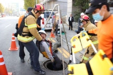 인천 중부소방서, KT측과 합동 맨홀 속 인명 구조 훈련 실시