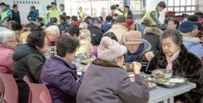 따뜻한 식사 대접하고 말 벗 돼 드리고… 인천 송천고 경로잔치