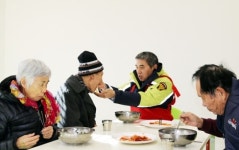 안산소방서, 거동 불편한 노인들에 급식 봉사활동 실시