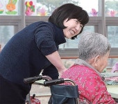 어르신들에 말벗 되어주고 청소도…
