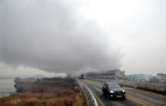 도로 덮은 오성화력발전소 수증기