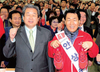 여야 지도부 인천 총출동… 운동화 끈 조여주며 지원사격