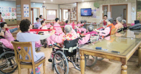 거동 불편한 노인들 행복한 황혼… 주름살 활짝