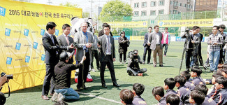 슈틸리케 축구대표팀 감독, 광명 광일초교 방문 선수들 격려