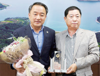 황은성 안성시장, 축산 단체로부터 감사패