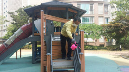 황은성 안성시장 어린이 놀이터 방역 소독 직접 나서