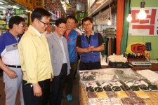 김문호 부천시의장, 메르스로 어려움을 겪고 있는 전통시장 방문 상인 격려