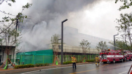 [경기포토] 화성 농협하나로마트 물류센터 화재 진화중