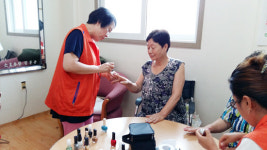 동두천시 로컬드림봉사회, 경노당 네일아트 봉사 실시