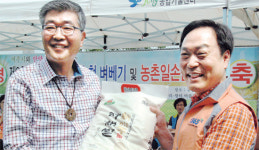 이필운 안양시장·가족봉사단 여주 첫 벼베기 행사 구슬땀