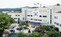 가평군 청사에 대형 태극기 부착 눈길