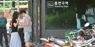악취에 연기 그대로… 외면 받는 흡연부스
