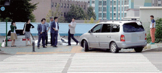 차는 건너고 사람 비키는 위험한 횡단보도