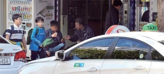 담배연기·불법주차… “학교 앞 숨이 막혀요”