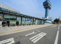 한산한 경인아라뱃길 인천터미널 버스 정류장