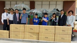 “어린이 교통사고 예방에 앞장서겠습니다” 현대모비스 대리점, 의왕 오전초교에 투명우산 전달
