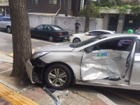 수원의 한 사거리서 5중추돌… 주변 상가 덮쳐(1보)