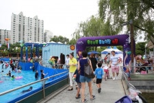 무료로 운영되는 공원 내 물놀이장