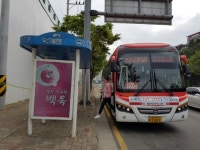 아파트 공사 핑계로 버스 정류장은 뒷전… 2개 된 버스정류장